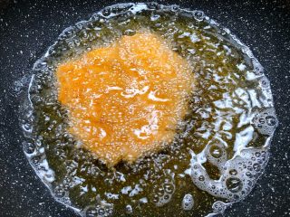 15、黑胡椒猪排,热锅放入500ml油，烧至9成热，放入猪排中火炸至金黄色捞出（中火炸）