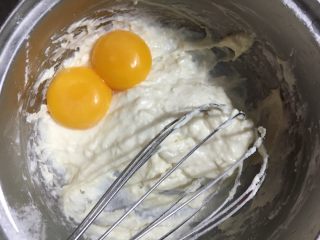 7、蒸蛋糕,放入蛋黄