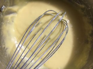 8、蒸蛋糕,再次搅拌成细腻浓稠的糊