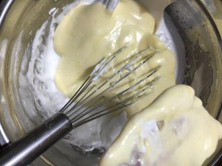 12、蒸蛋糕,再倒回蛋白糊里再次翻拌均匀