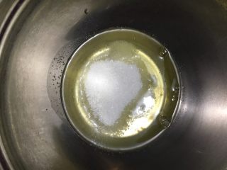 9、蒸蛋糕,蛋白一次性加入糖盐柠檬汁