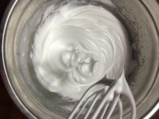 10、蒸蛋糕,打发到出现小尖角