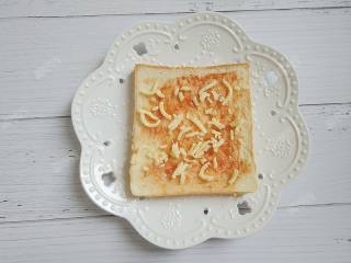 6、吐司披萨,撒少许马苏里拉奶酪