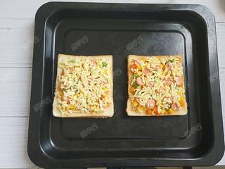 10、吐司披萨,将做好的吐司披萨摆放在烤盘上