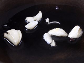 6、土豆炖香菇胡萝卜,锅内放适量的色拉油，放入大蒜炒出香味；