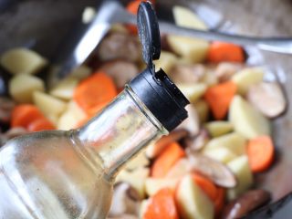 10、土豆炖香菇胡萝卜,加入老抽；