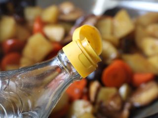 12、土豆炖香菇胡萝卜,加入香醋；