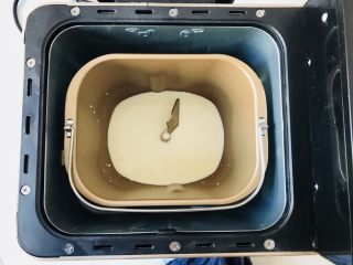 2、奶酪吐司（面包机版）,将牛奶加入面包机。