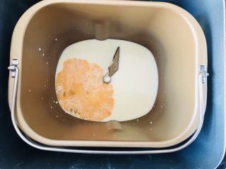 3、奶酪吐司（面包机版）,加入蛋液。
