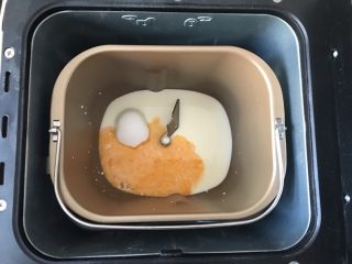 4、奶酪吐司（面包机版）,对角线加入盐和糖。