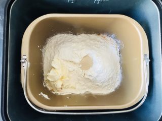 7、奶酪吐司（面包机版）,加入奶油奶酪并启动第1个和面程序。大约用25分钟。