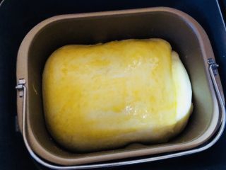 12、奶酪吐司（面包机版）,二次发酵完成后刷上蛋液。