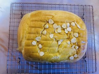 14、奶酪吐司（面包机版）,面包呈金黄色，取出脱模晾凉。