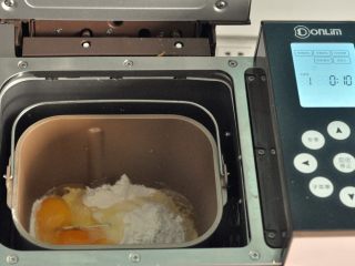 3、蔓越莓萨琪玛,开启面包机和面程序10分钟，如果没有面包机，可以手工揉面，揉的过程会有点粘手，手上抹一些玉米淀粉防粘。