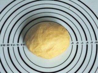 4、蔓越莓萨琪玛,揉成一个光滑的面团后取出。