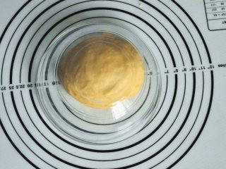 5、蔓越莓萨琪玛,盖上一个玻璃碗或者保鲜膜，静置1小时。给面团充分的时间静置，有利于后面擀皮。