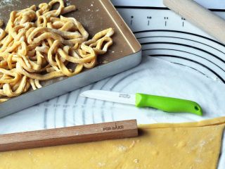 7、蔓越莓萨琪玛,切成小条，切好的条里撒少许玉米淀粉防粘。