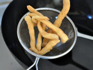9、蔓越莓萨琪玛,将沙琪玛条炸至浅黄色，捞出备用。