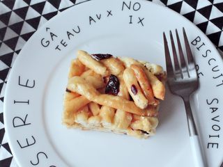 15、蔓越莓萨琪玛,待定型后趁余温脱模，晾凉后切块就可以享用啦。