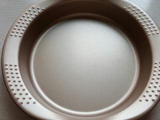 9、鸡肉海鲜披萨,9．准备一个烤披萨用的模具。我用了阳晨六寸披萨盘。