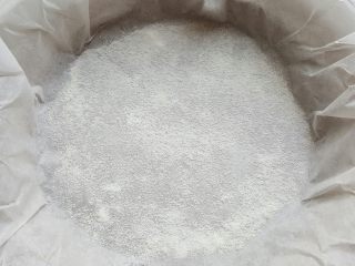 10、鸡肉海鲜披萨,10．披萨盘上放烘焙纸，上面撒少许米粉。