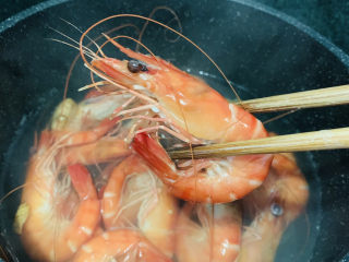 2、鲜虾玉米饼,锅加清水，加姜片，大火烧开，下鲜虾焯水，捞起
