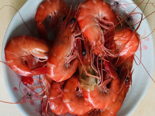 3、鲜虾玉米饼,盛碗里，再用清水冲一下