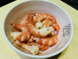 4、鲜虾玉米饼,剥壳