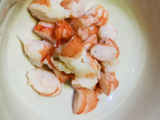 5、鲜虾玉米饼,切小粒