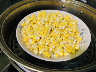 8、鲜虾玉米饼,大火，冷水，上锅蒸15分钟