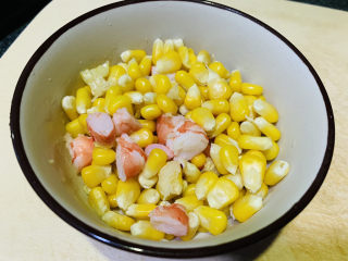 10、鲜虾玉米饼,取适量，加入虾仁中