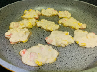 17、鲜虾玉米饼,转中小火，一面煎金黄