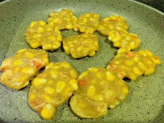 18、鲜虾玉米饼,翻另一面继续中小火煎