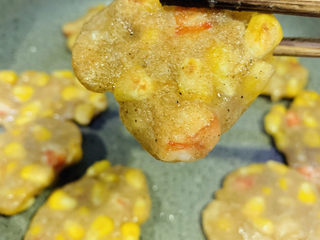 19、鲜虾玉米饼,两面金黄，夹起