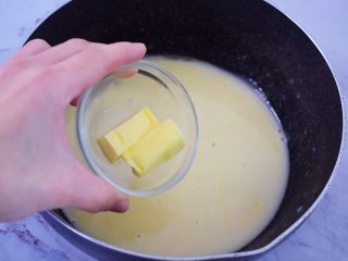 4、熔岩乳酪吐司,趁热加入黄油