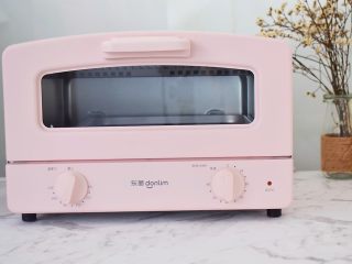 10、熔岩乳酪吐司,放入预热好的烤箱，上下火180度，烤约15分钟左右，烤至表面起泡鼓起微焦就好了。出炉稍晾，趁热吃才好吃哟