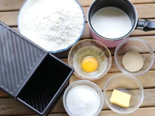 1、牛奶土司三明治,准备好以上食材，黄油提前软化……