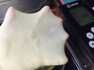 4、牛奶土司三明治,直至面团能撑开比较有任性的手膜。