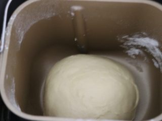 5、牛奶土司三明治,把面团稍稍整形。什么发酵程序25分钟，「夏天常温发酵也是够的，我是习惯用面包机了」