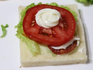 19、牛奶土司三明治,每隔一层就放上沙拉酱。