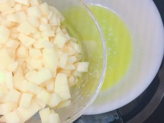 5、#宝宝辅食#苹果派,加入苹果翻炒至半熟状态