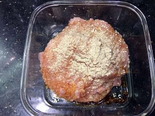 7、美味的日式炸猪排,放入，生抽、鸡精、胡椒粉