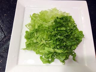 9、美味的日式炸猪排,生菜洗干净，切成丝