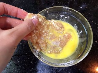 12、美味的日式炸猪排,再裹上一层蛋液