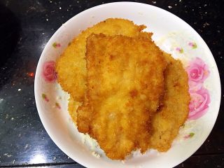 21、美味的日式炸猪排,出炉，经过第二次复炸的猪排颜色特别金黄漂亮！