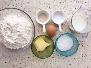 1、椰蓉面包,准备面团所需食材；