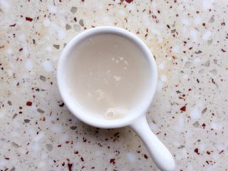 2、椰蓉面包,酵母用20g温水溶化；