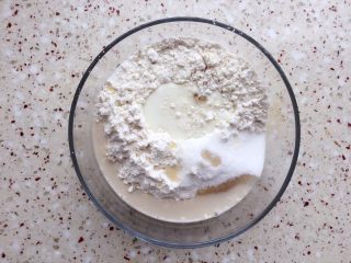 3、椰蓉面包,面团除黄油，牛奶以外的材料，全部放入碗里；牛奶慢慢加入面粉里，不可一次性全部加入，以免面粉吸水性不同，造成面团过湿；酵母水、糖分两边放；