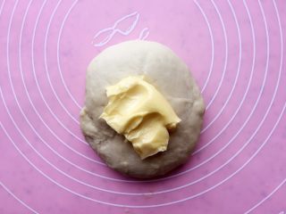 5、椰蓉面包,加入黄油继续揉面；