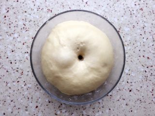 11、椰蓉面包,面团发酵至原来大小的2-3倍左右；